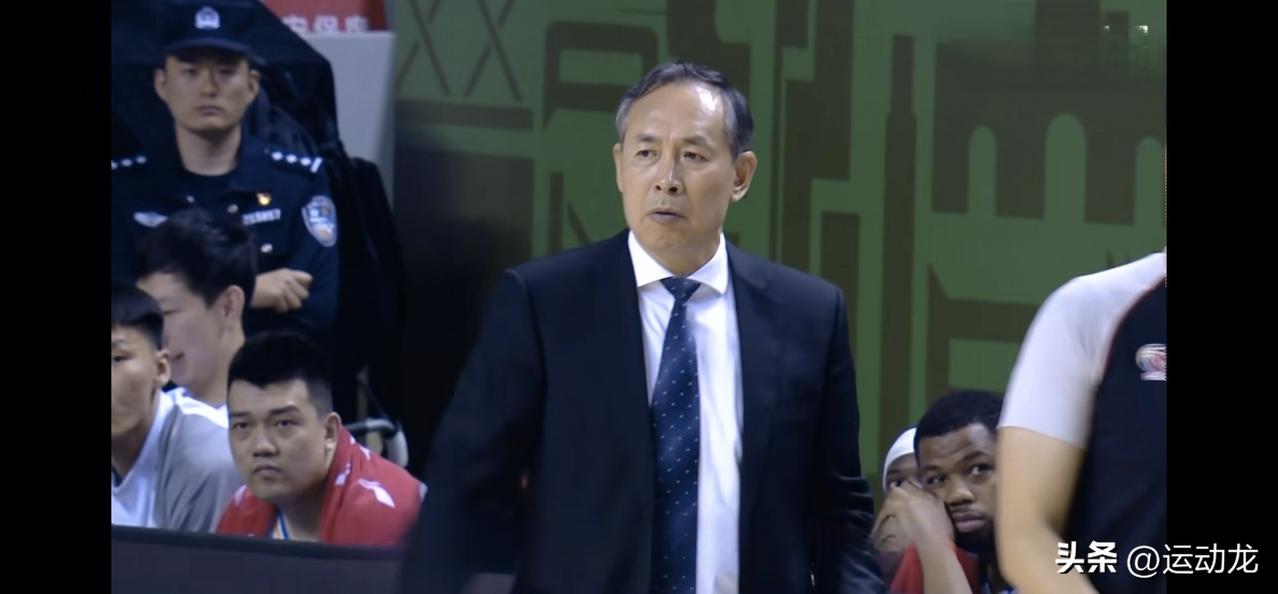 北京北汽赵睿依赖症太严重了！
赵睿热身伤退，北京北汽群龙无首，66:81惨败浙江