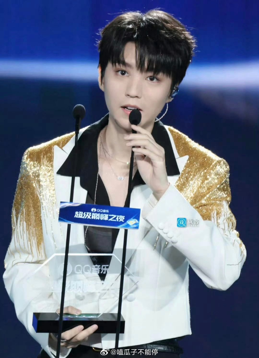 王俊凯丁禹兮领奖生图，谁状态不错 