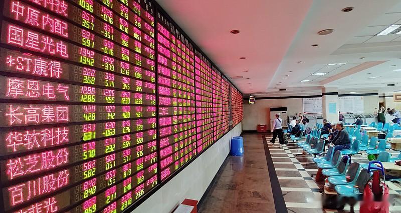 上午临近收盘，指数迅速回升，跌幅收窄，下跌家数减少到3500多家，显然有神秘资金