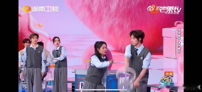 李雪琴李雪琴我磕磕绊绊抡向你你好星期六 好六抡水桶游戏，李雪琴磕磕绊绊洒水，人工