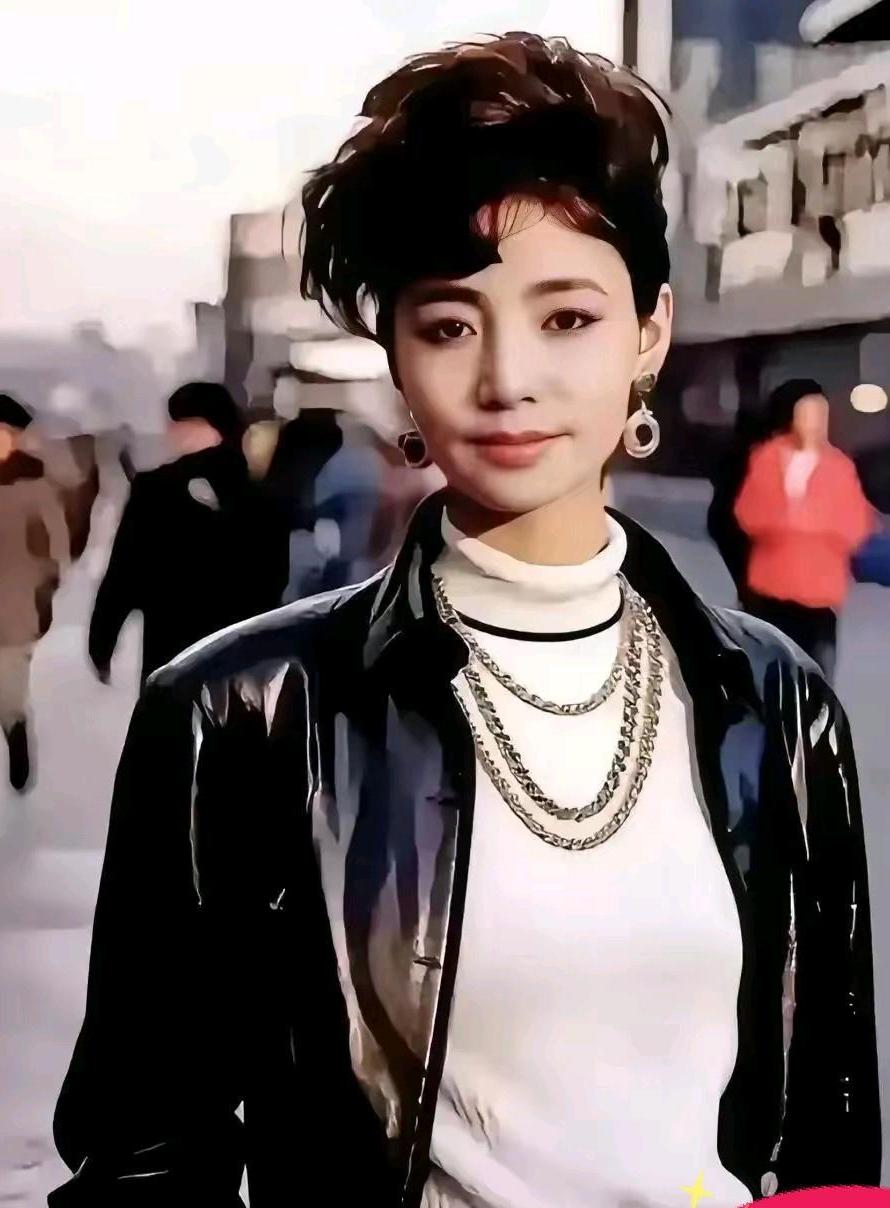 哇哦，年轻时的她发型拉风，月眉星眼，鼻似秀峰，唇若丹霞，修项延颈，珠围翠绕，华姿