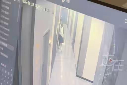 4月20日，李女士告诉记者，自己4月18日和朋友在德阳市绵竹市宽庭酒店住宿，凌晨