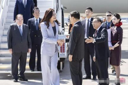 吴成典在松山机场那段话，分量重得惊人！他当着所有镜头喊出一句——国共两党一起放下