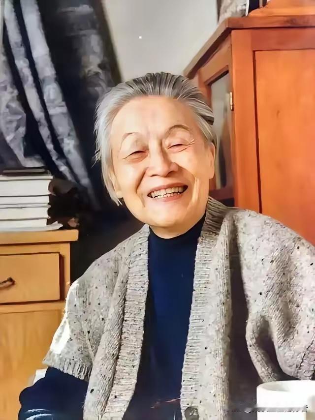 1997年春，86岁的杨绛对病床上奄奄一息的女儿说：“安心睡觉，我和你爸爸都祝福