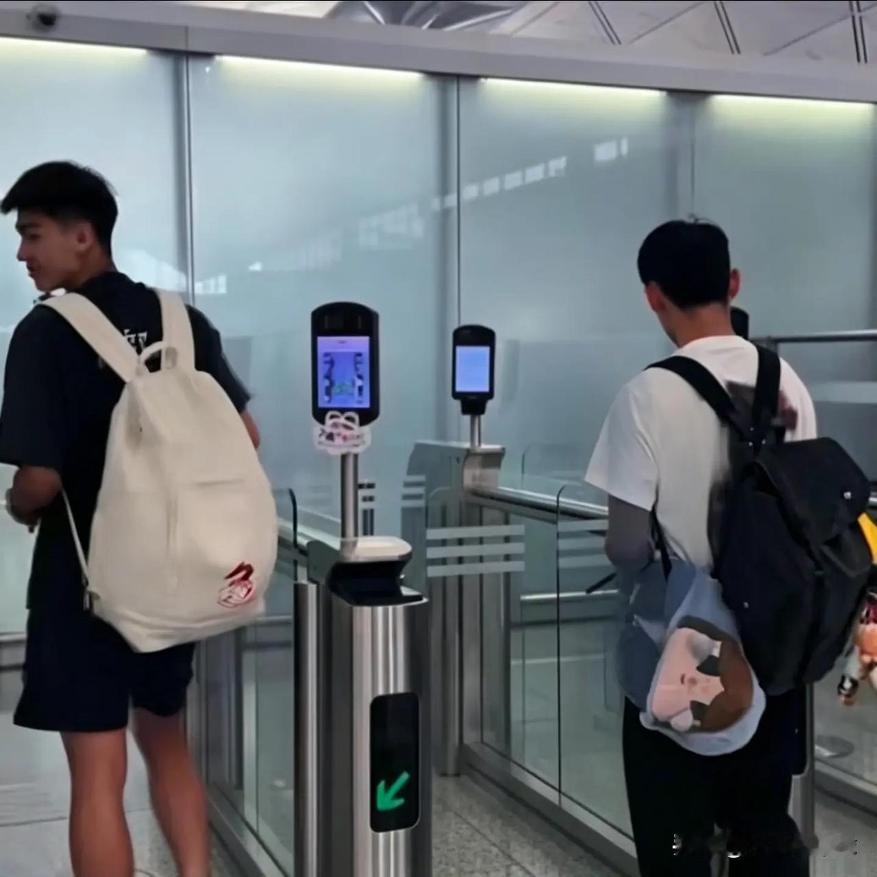 广东宏远最新消息：徐杰今日赴美特训！
据徐杰经纪公司在社媒上发布的视频显示，徐杰