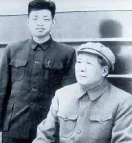 毛主席有一位终身保镖，晚年离休后，继续保护毛主席故居。他是毛主席的贴身护卫，甚至