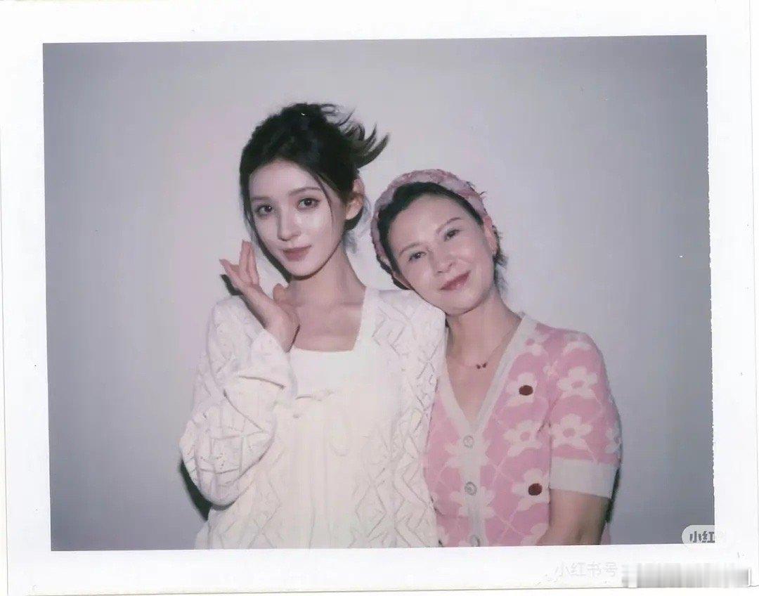 张予xi不吸粉跟她老带她妈妈岀镜很有原因长得太像了，偶像剧磕的就是一个氛围，我看