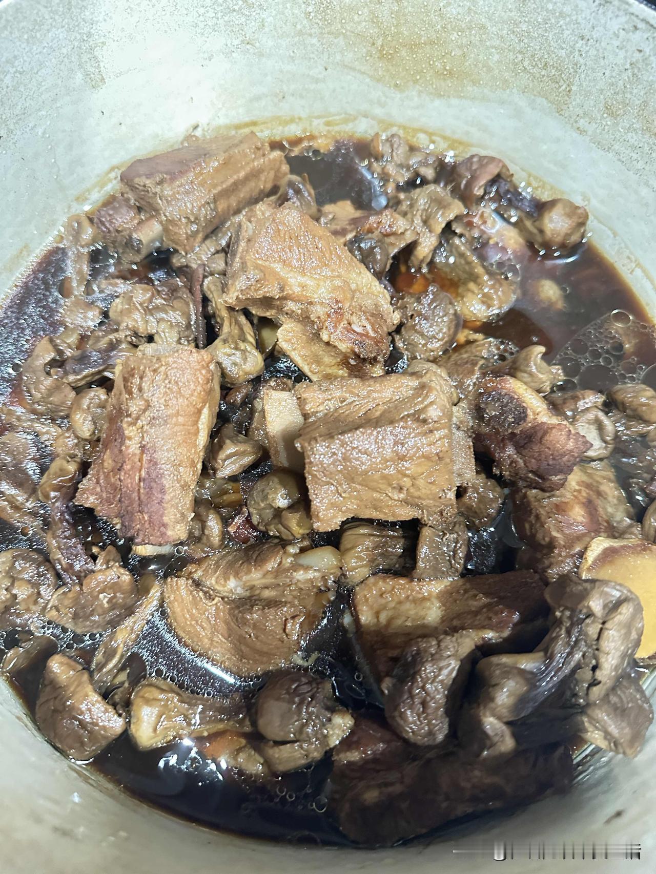 分享我这周有趣的事：

我今天快被自己蠢死了！

前两天收拾厨房柜子发现一包干蘑