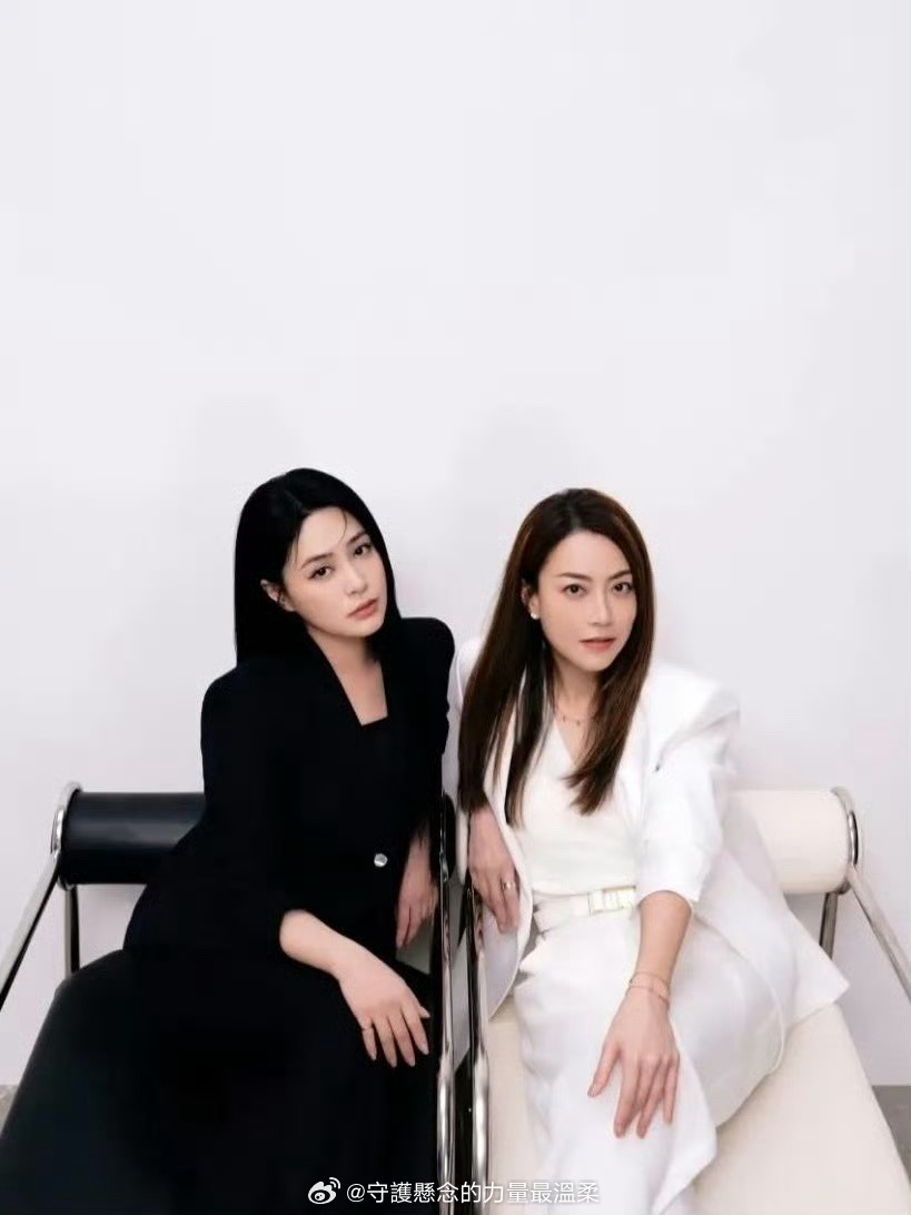 不仔细看，还真以为是阿娇和阿萨，霍汶希这么美为什么甘愿当经纪人呢？ 