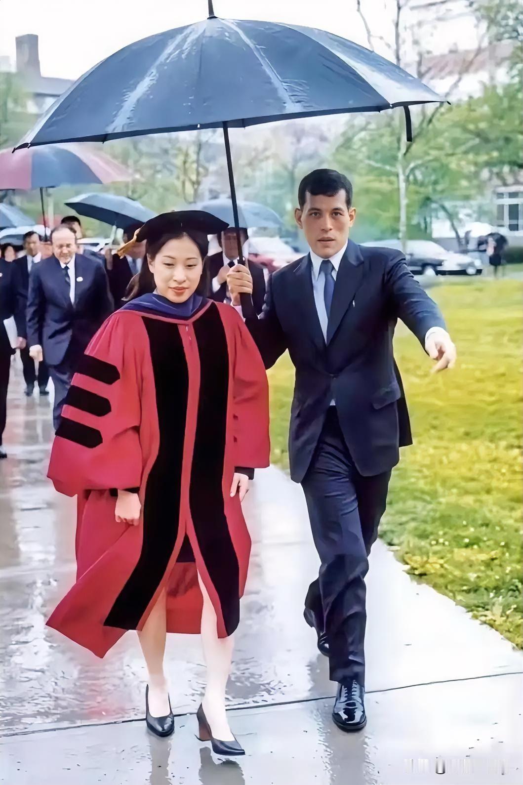 这就是父爱！父爱如山！泰王谁也不服！他就是泰国的霸王！但是在女儿面前，泰王变身慈