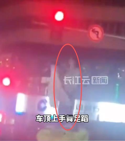“胆大包天！”近日，甘肃兰州，一女子在十字路口等红灯时，竟站上车顶开始“蹦迪”，