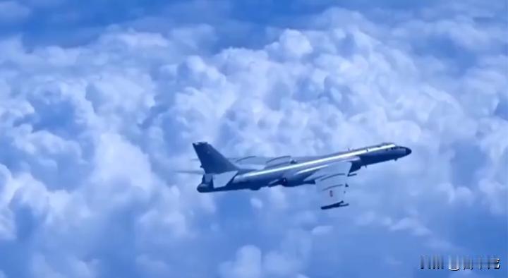 “轰 -6K 轰炸机近日执行了一次突破第一岛链的远海训练任务，编队飞出第一岛链 