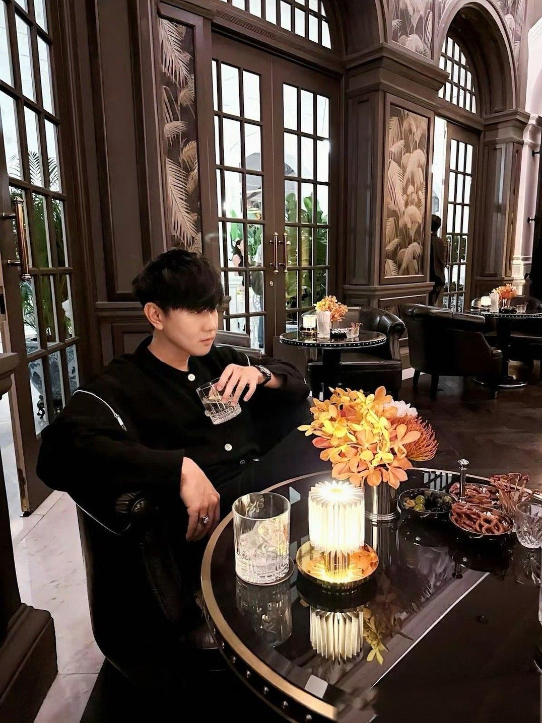 林俊杰女友曝光，引发热议

2025年11月25日，林俊杰与女友在美国洛杉矶的偶