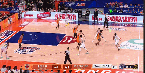 上海男篮vs广厦男篮 今天的巴里-布朗有G2内味儿了，这怎么防，全看他自己手感 