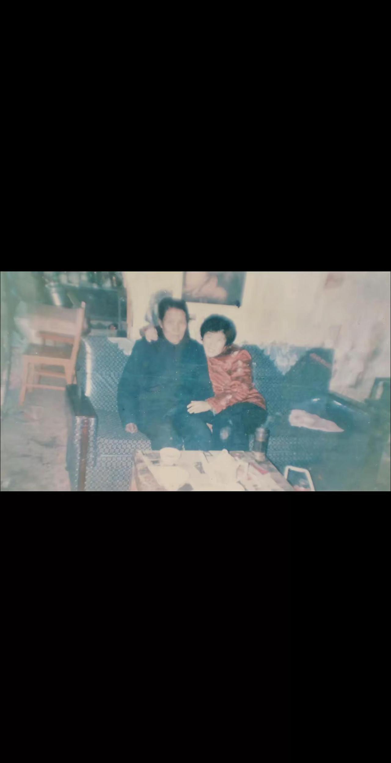 那是1992年的腊月初8，我结婚的前1天的晚上，弟弟给我和妈妈拍的一张依依惜别的