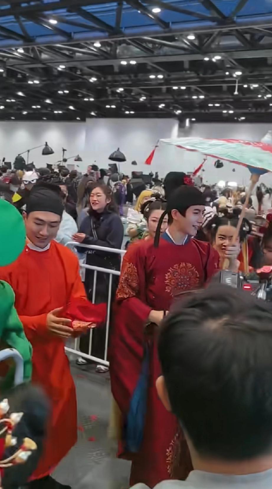 红衣萌萌真好看，像误入俗世的贵公子

还有点状元郎的气质，有着一颗至纯至善的好心