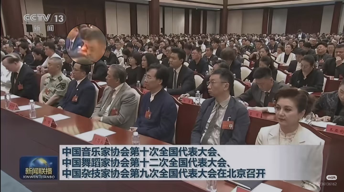 涂鸦这也太忙了吧，北京飞长沙，长沙飞北京，这个会2728还要开两天 