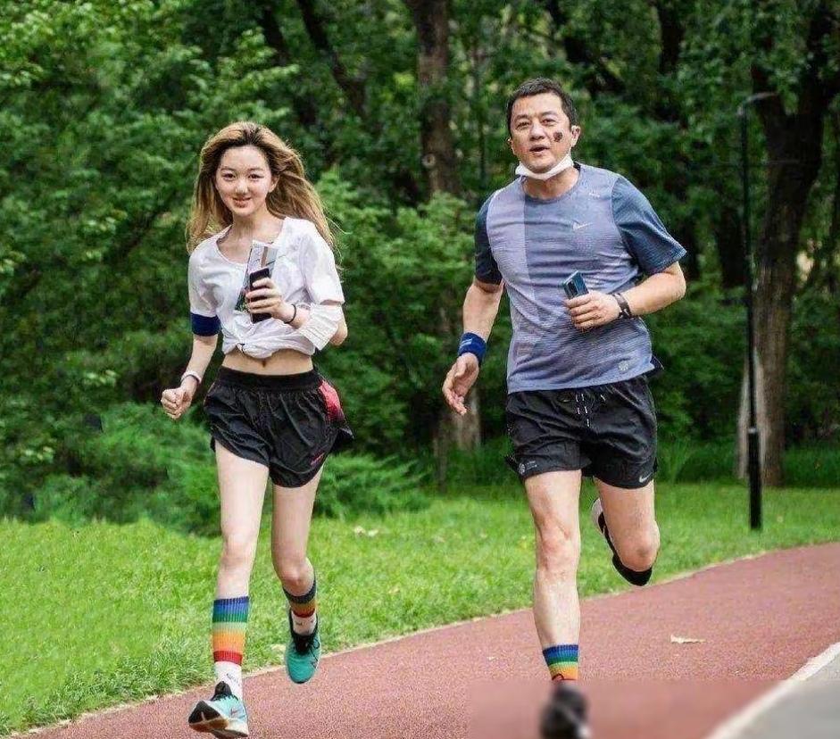 李嫣李亚鹏父女同框跑步
话说，李嫣变美了哟
与爸爸李亚鹏一起跑步的画面
真是美好