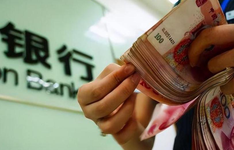昨晚和朋友聊起一个扎心的现实：为什么很多人勤勤恳恳上班、省吃俭用过日子，却始终存