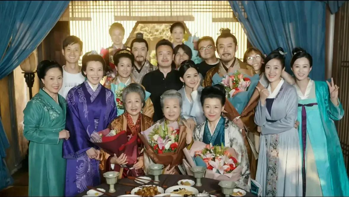 这是《知否知否》几位演员的杀青戏，也是全剧里一出重要场面。
老太太被康姨母用毒害
