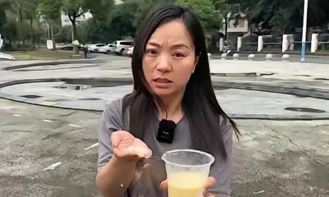 简直丧尽天良！6月16日曝光，四川一女子带娃吃火锅，点的“鲜榨玉米汁”孩子猛喝好