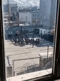 巴斯基民兵正聚集准备出发，这时一架以色列无人机非常残暴的过来包圆了，上一秒几十人