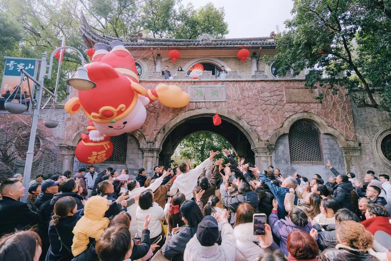 宁波九天假期人气爆棚了
      初五时和家人去奉化滕头村生态酒店吃饭，诺大的