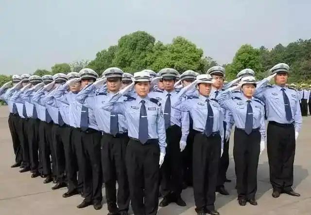 昨天战友打电话给我，说他儿子研究生毕业考公三年没有上岸，现在准备考辅警，到底行不