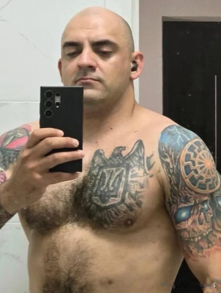 下图是乌克兰亚速营一纳粹分子被俄军俘虏前后的对比照片，俄监狱专治各种不服，几个月