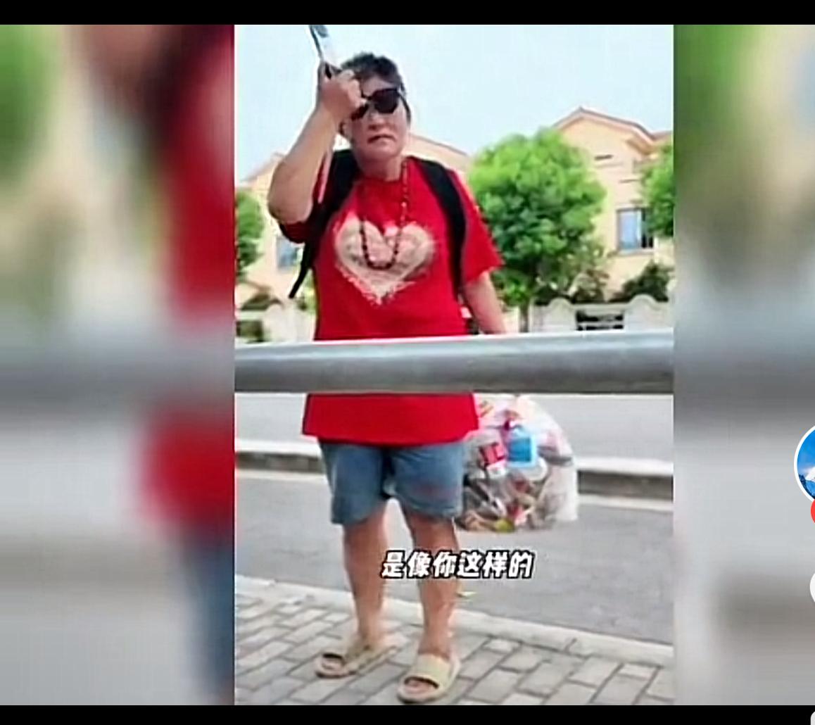流浪大师沈巍，为了一袋垃圾，和一个女性追逐，拖鞋都跑掉了，说实话真的惊到我了！女
