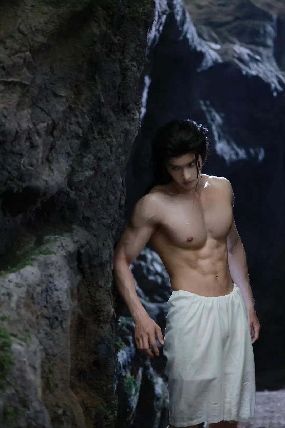 《月麟绮纪》闫桉半裸剧照，小四真的比侣皓吉吉会拍 