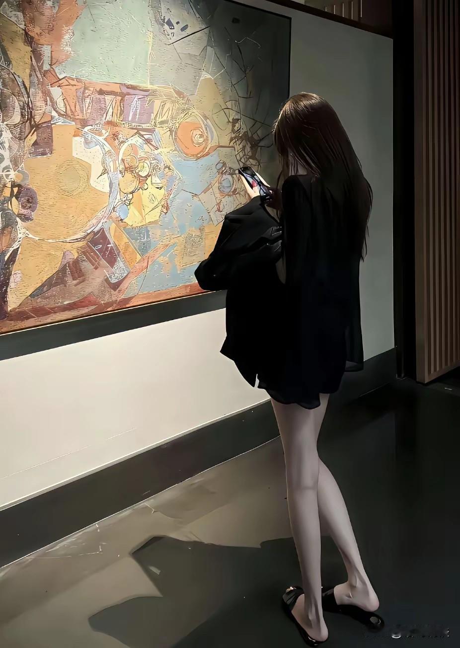 记得，
夏天去展厅或者商场，
一定要穿长裤或者厚长裙，
因为腿不冷，身上就不冷。