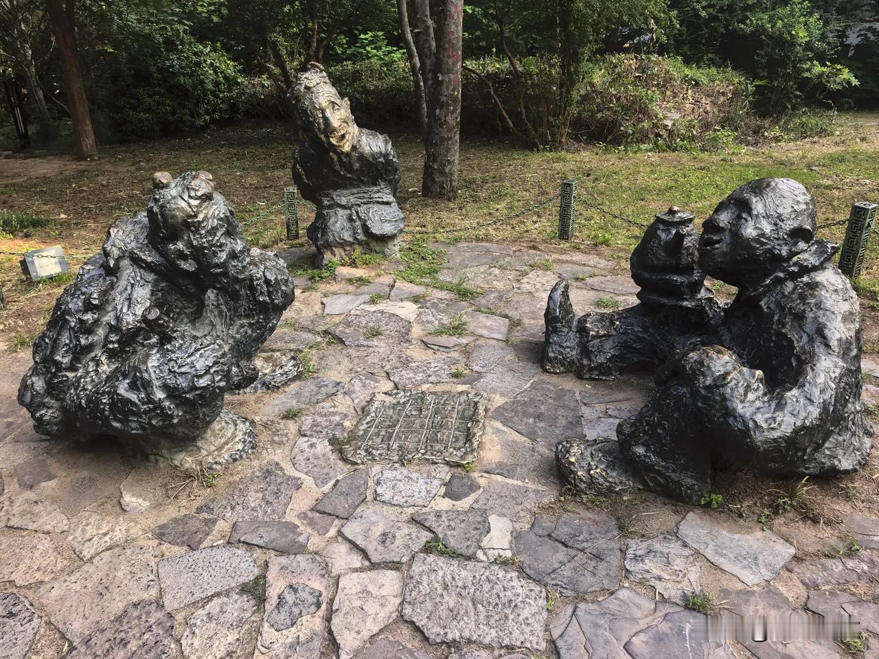 陕西民俗大观园里，老槐树底下，三个老汉摆开了丢方。

两个半蹲半坐，膝盖上搁着旱