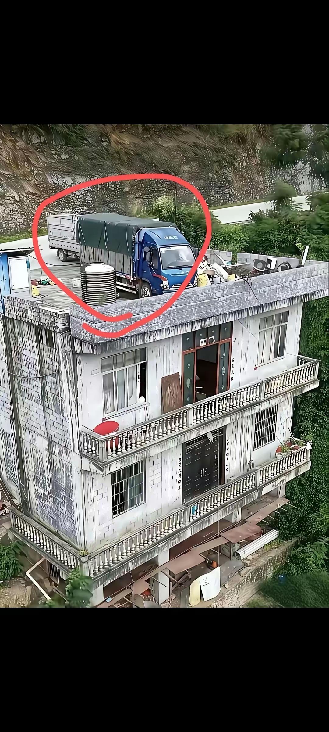 “楼顶的惊喜：卡车与绿植的完美邂逅”🚚🌳！村民的地理和数学两门功课都很棒！很