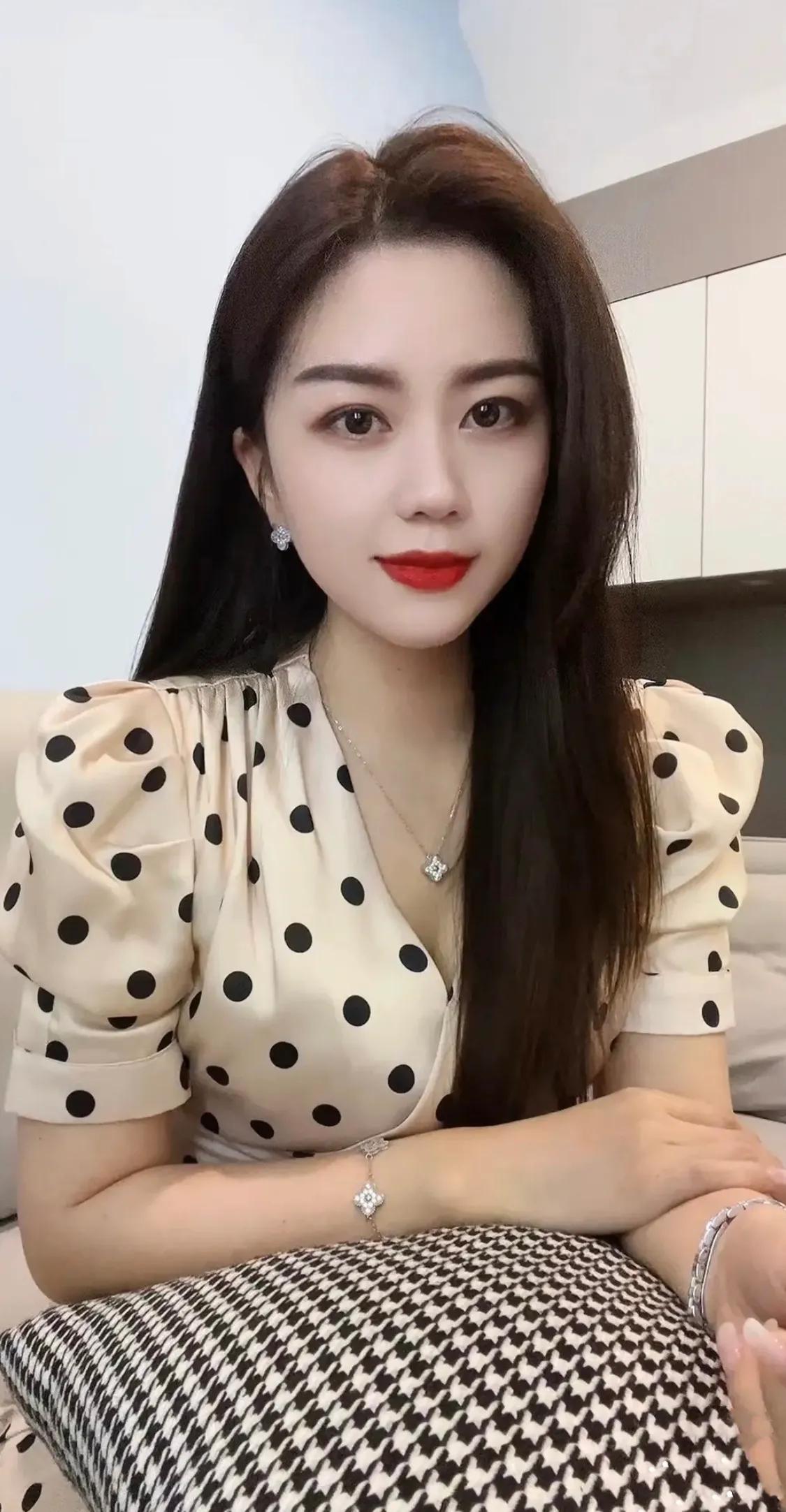 只要你有钱，啥样都不难看，你要是个子矮，那叫浓缩的都是精华，要不然你就是个矬把子