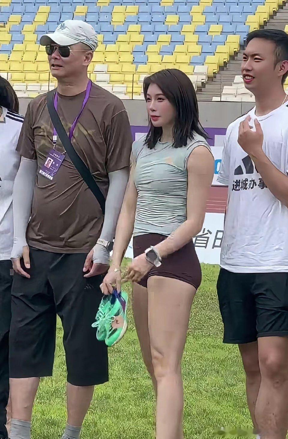 吴艳妮脸小肩膀宽，脖子以下全是肌肉，人家是专业田径运动员，那叫一个健康强壮 