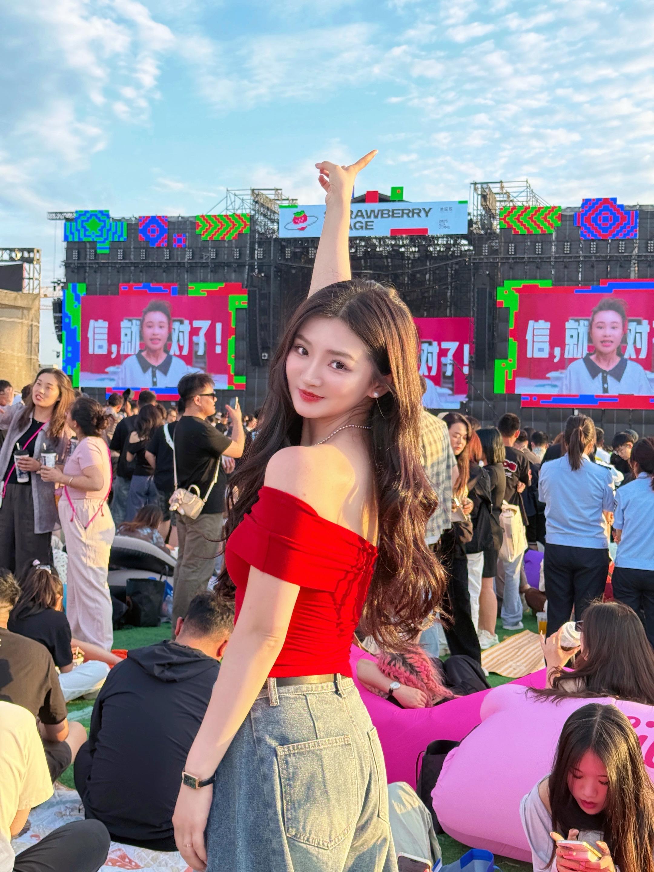 乌鲁木齐草莓音乐节🍓 为赵雷而去！门票哪有青春贵🌟🎫