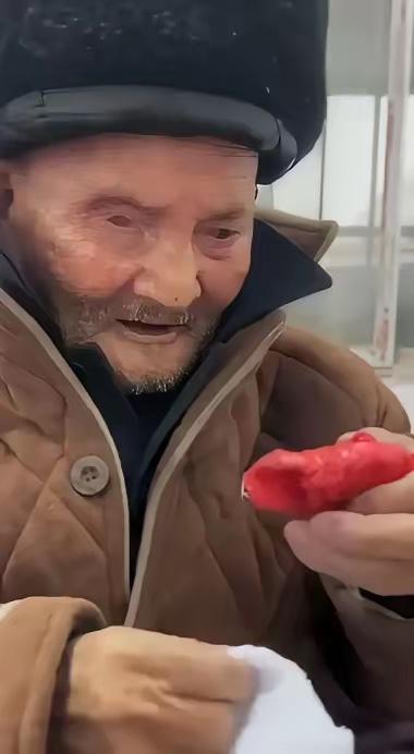 泪目！96岁妹妹去看望98岁的哥哥，临走时，哥哥突然拉住妹妹的手，说：“走，回屋