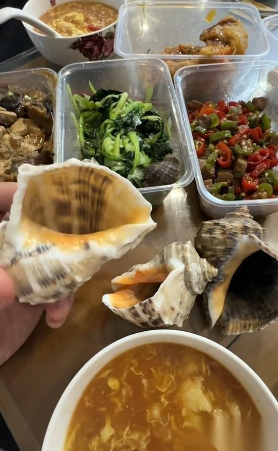 “笑不活了！”近日，山东威海，一男子吃完海鲜后，会把螺壳洗干净，晒干就去海边扔在