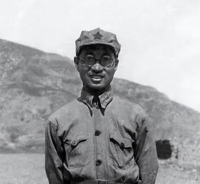 1937年，抗大召集了一次干部会议，林校长正在讲话。突然，第1队队长从背后过来，