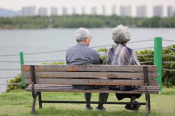 德国提议将退休年龄提高至73岁 德国政府近期提议将退休年龄逐步提高至73岁，这一
