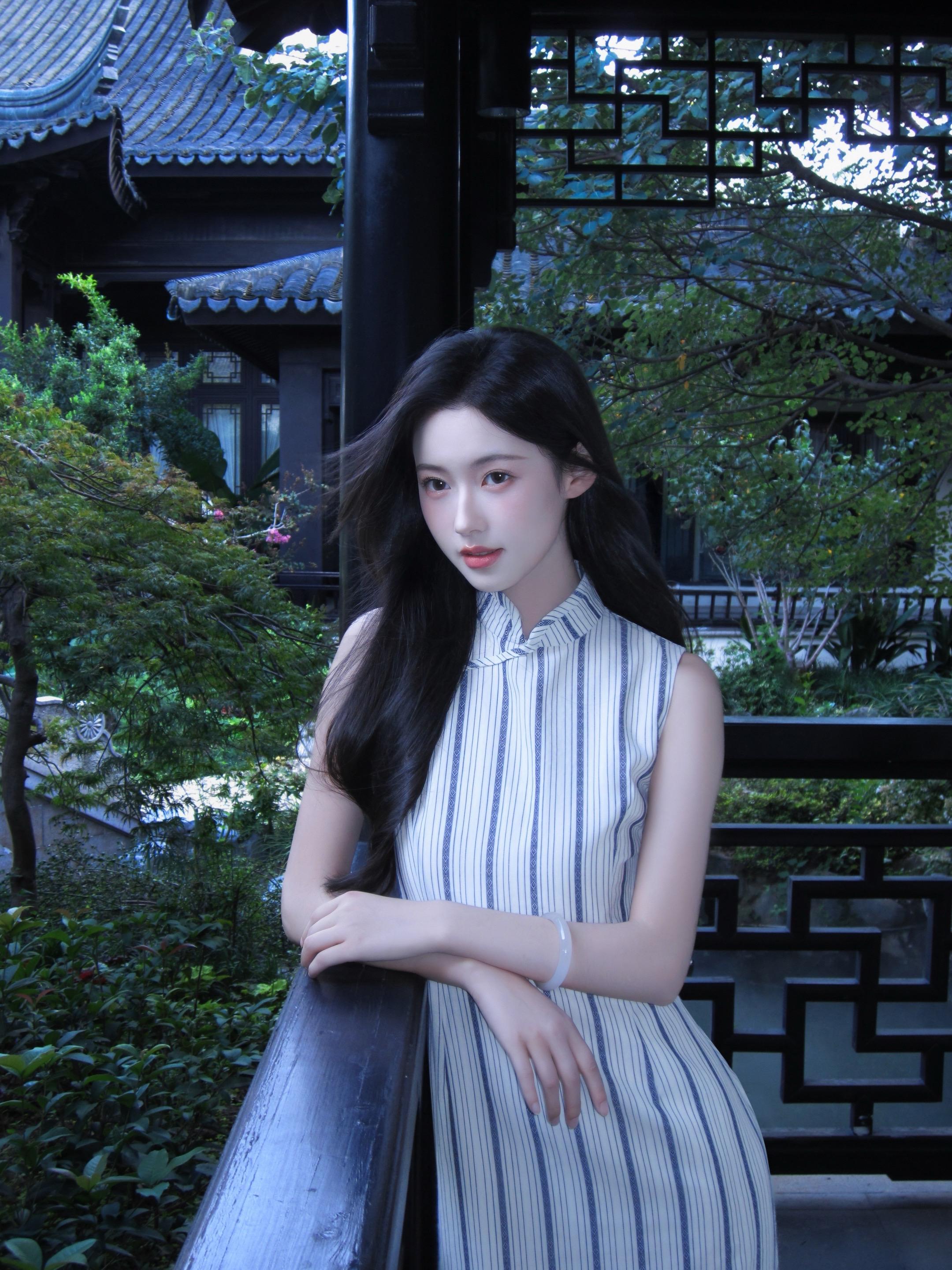 是谁在花港观鱼 而我在看你。