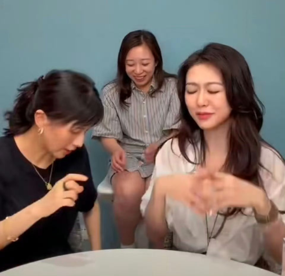 papi酱 浪漫杀手凯琪说在北京生活大家都在努力的寻找什么，papi酱：找钱吧哈