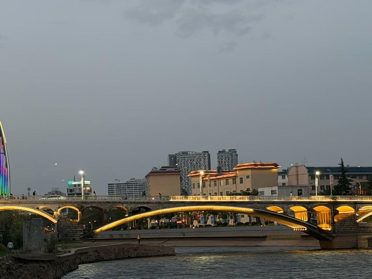 潇潇碧波卷人心