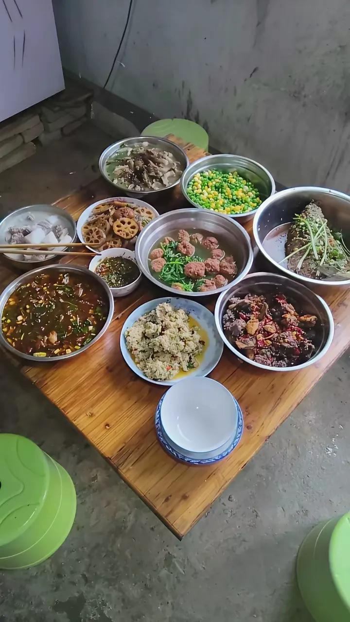 每天没有收入，婆婆天天大吃大喝的。大吃大喝不符合当前经济状况，是不理智的消费行为