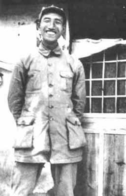 1931年，徐向前骑马经过一堆尸体，这时，他发现一具尸体动了一下，就让人把他救起