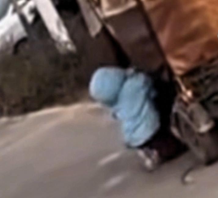 一根烤肠惹的祸！老人当街踹娃后开车溜走，孩子哭着追赶太揪心
 
就因为想吃一根烤