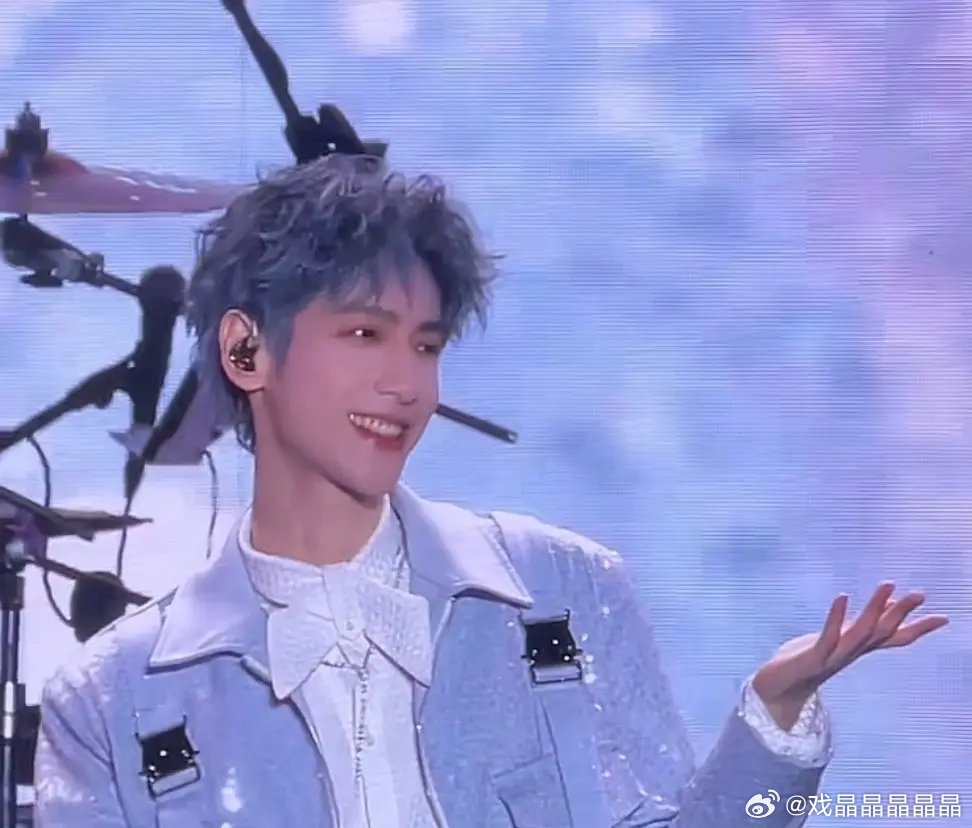 罗云熙音乐节大屏怼脸，直出无修图，好能打的一张脸啊！ 