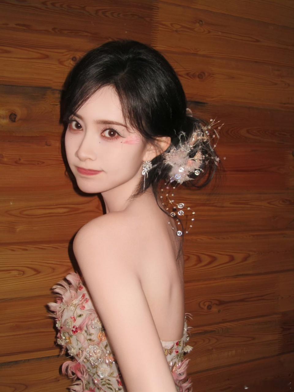 孟子义wink花仙子 谁还没看孟子义的花仙子造型！白色纱裙缀满花瓣，突然冲镜头w