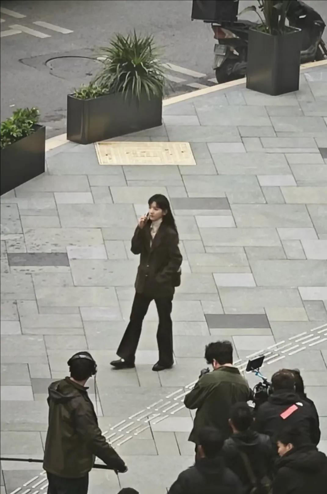 重庆万象城偶遇章若楠拍戏，本人五官真的没挑，确实漂亮，就是好小一只，她身高也有1